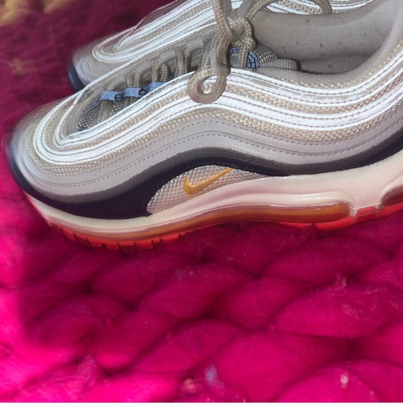 Women Nike Tenn shoes - Picture 2 of 11